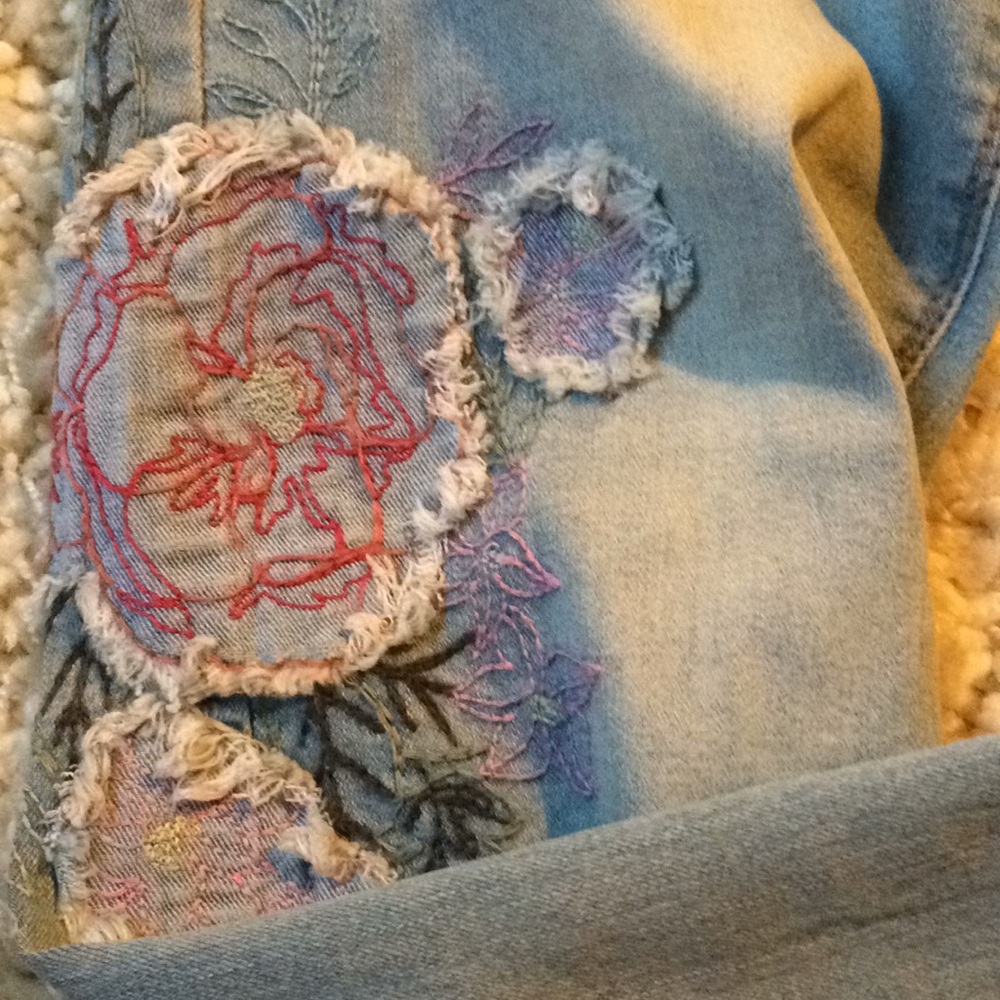 🌺HP🌺 Light Wash Jeans with Appliqué - Picture 4 of 6